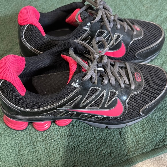 Nike Black and Pink Athletic Shoes with Mesh Upper - Picture 3 of 4